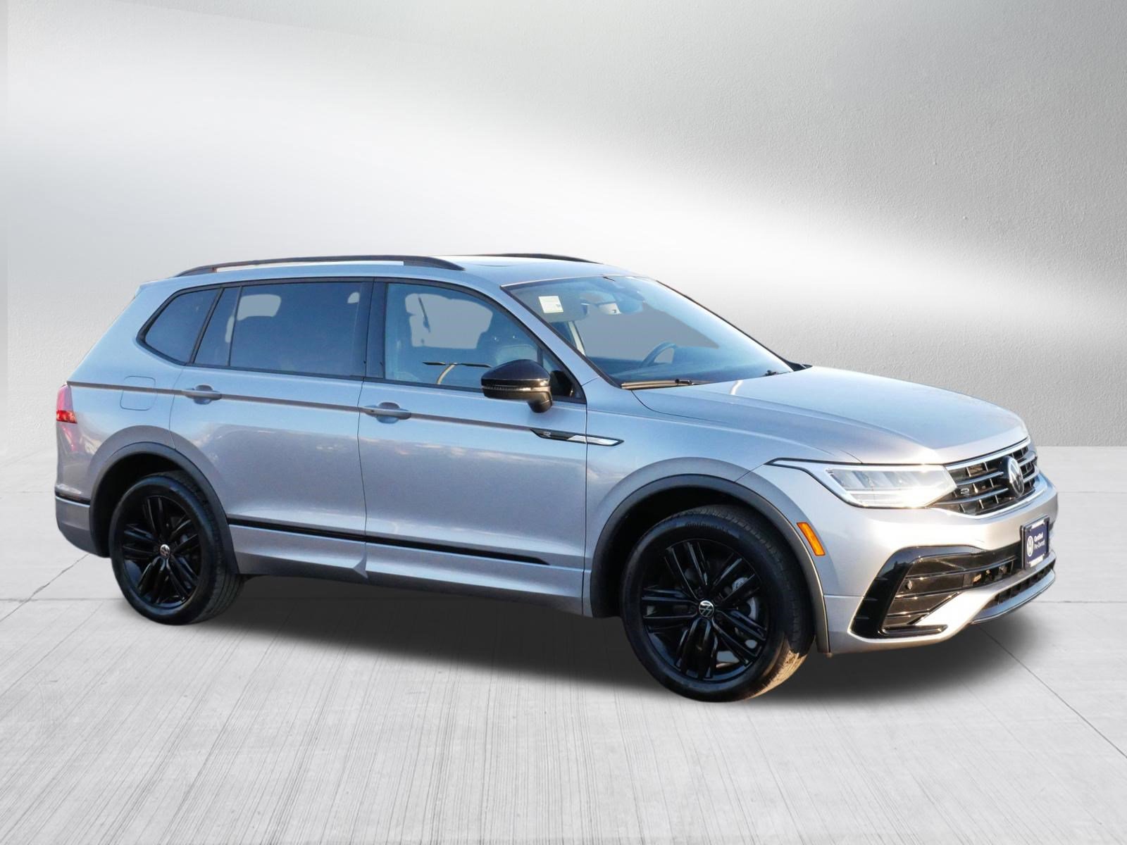 Certified 2022 Volkswagen Tiguan SE R-Line image 8