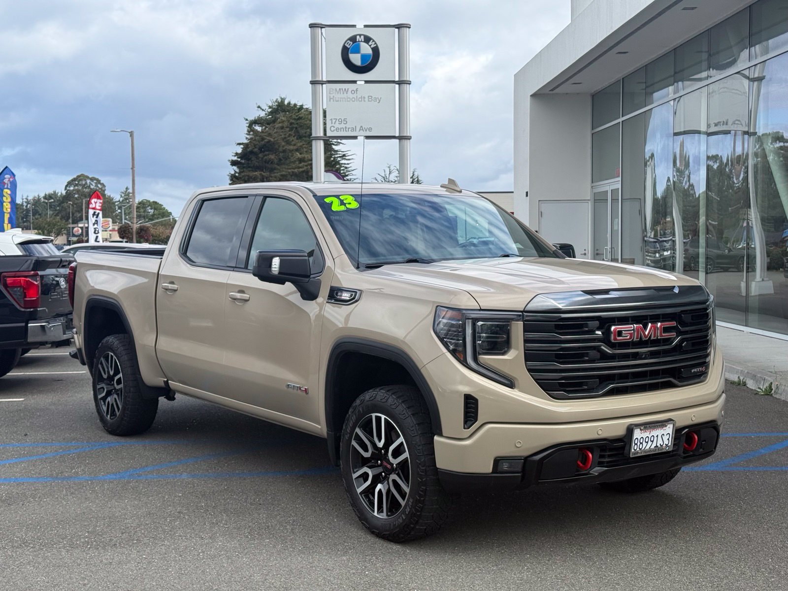 Used 2023 GMC Sierra 1500 AT4 w/ Technology Package AWD/4WD image 1