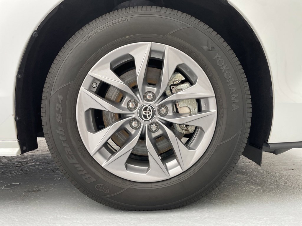 Used 2023 Toyota Sienna XLE image 18