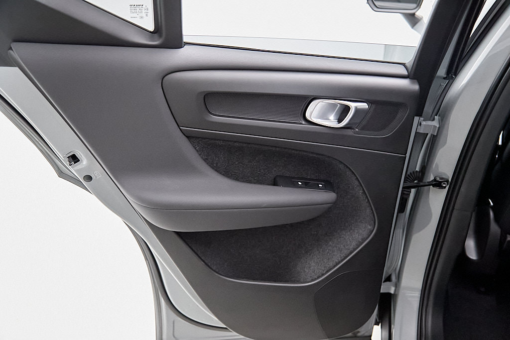 Certified 2025 Volvo XC40 B5 Ultra AWD/4WD image 19
