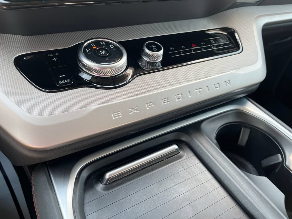 Used 2025 Ford Expedition Active AWD/4WD image 19