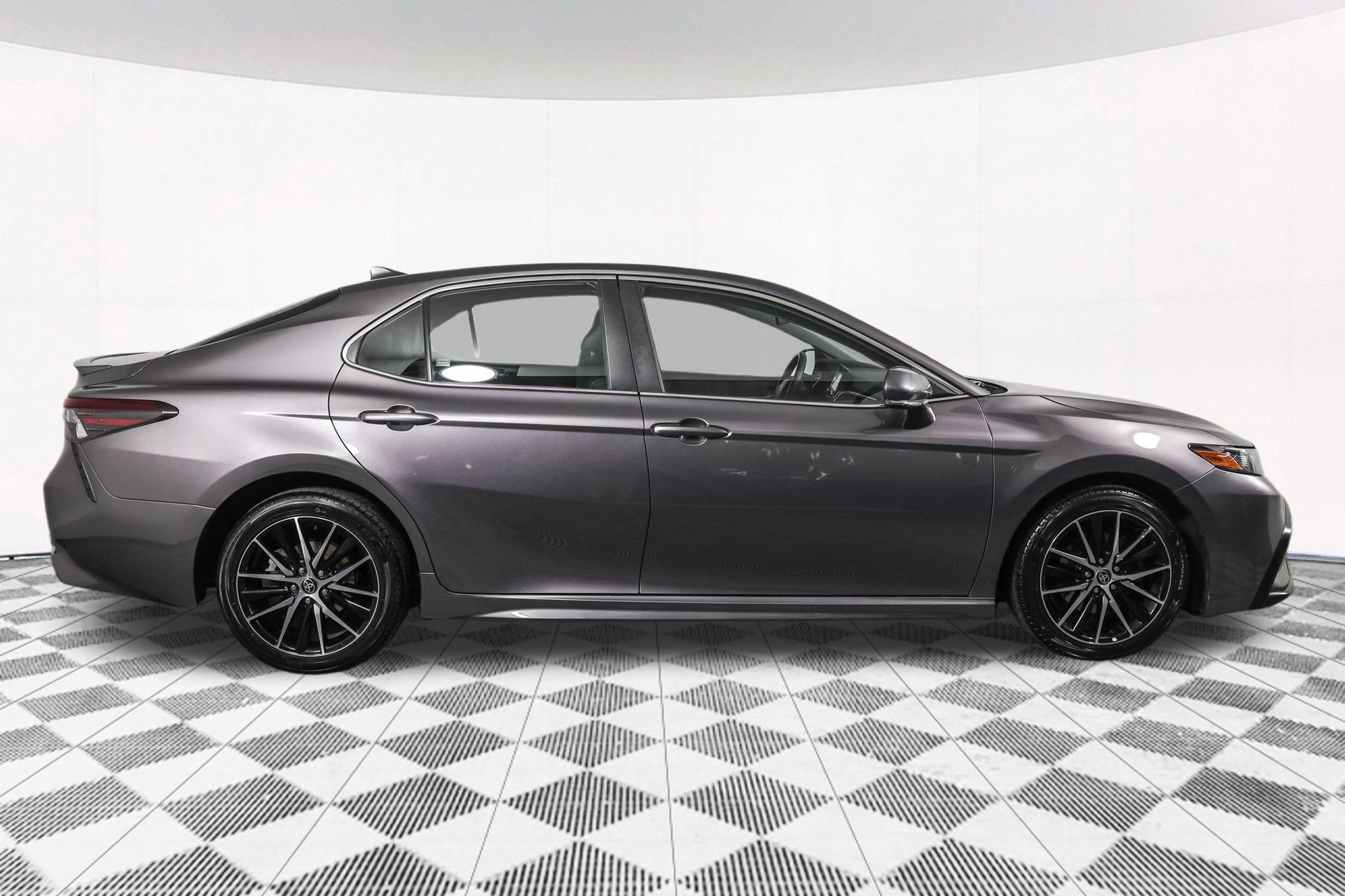Used 2022 Toyota Camry SE FWD image 13