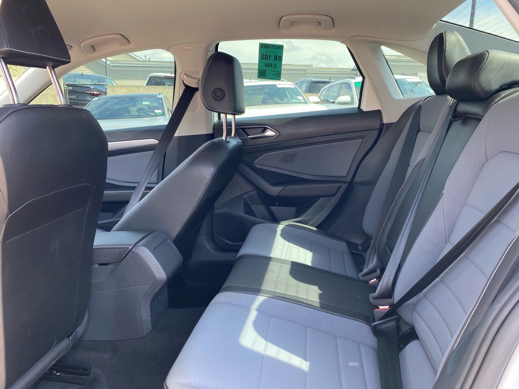 Certified 2025 Volkswagen Jetta SE w/ Black Wheel Package image 20