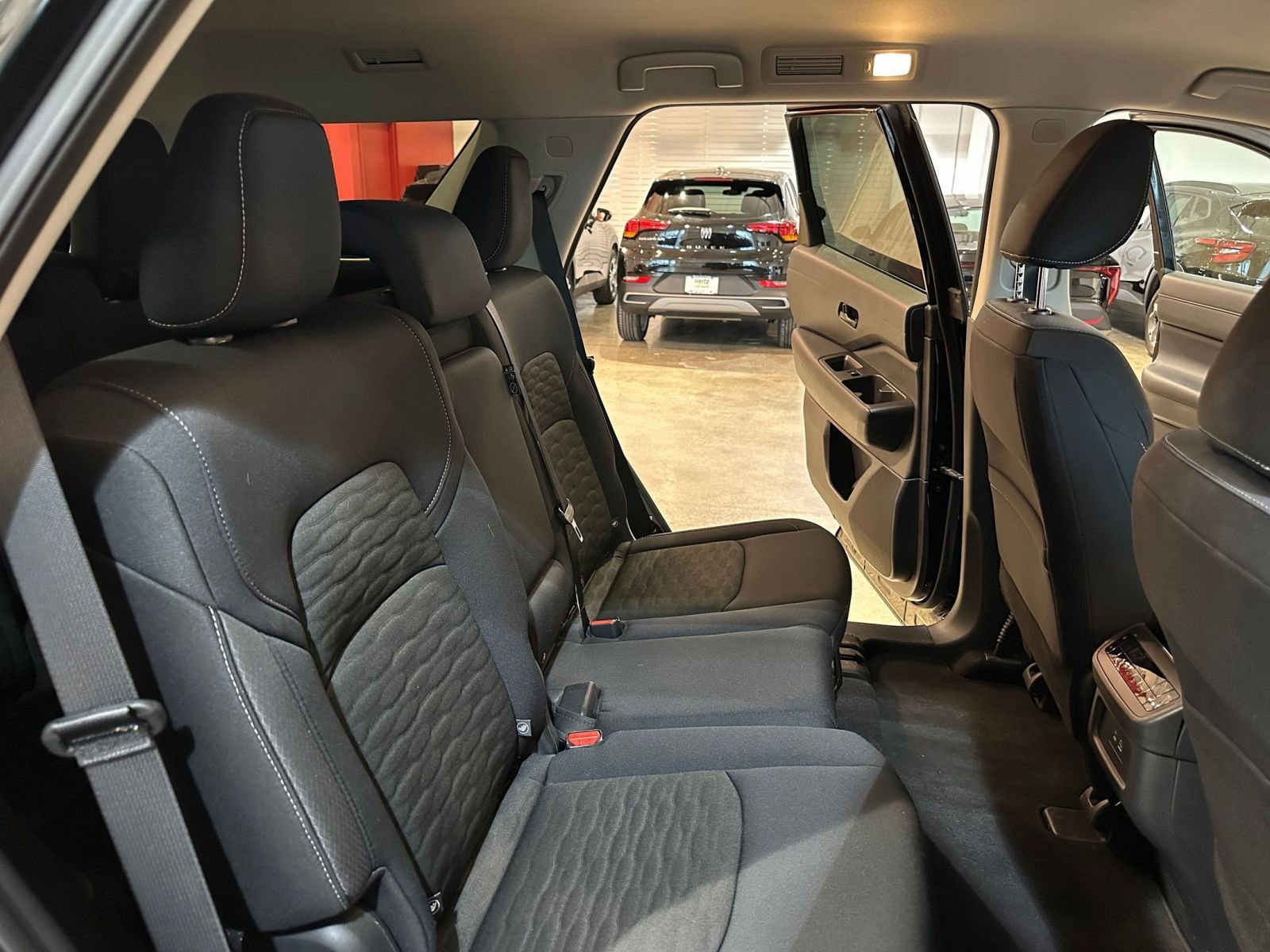 Used 2025 Nissan Pathfinder SV image 39