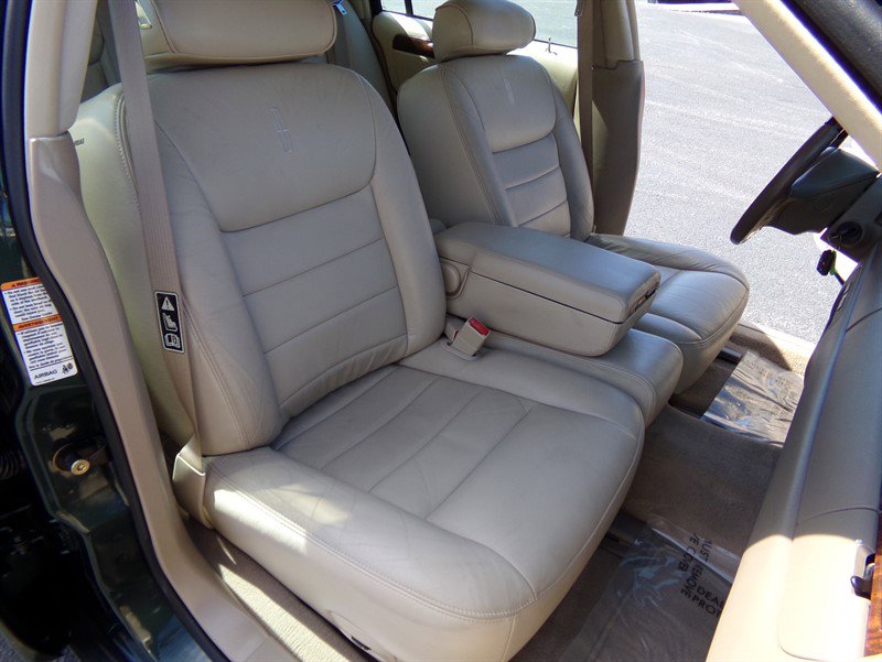 Used 2002 Lincoln Town Car Signature RWD image 25