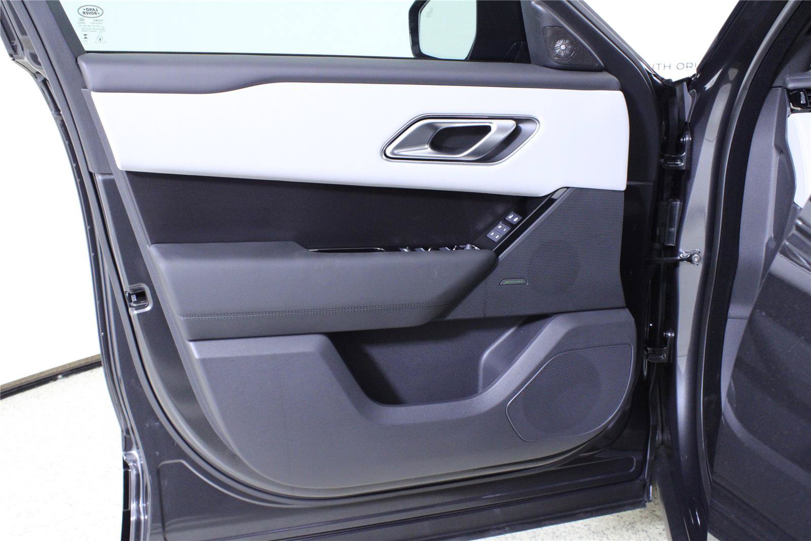 New 2026 Land Rover Range Rover Velar Dynamic SE AWD/4WD image 15