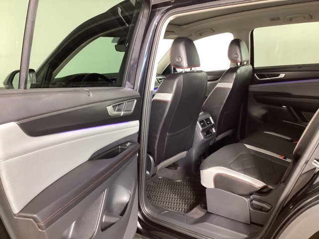Used 2025 Volkswagen Atlas Peak Edition SE AWD/4WD image 25