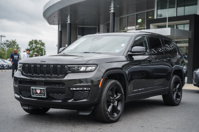 Used 2023 Jeep Grand Cherokee L Limited w/ Black Appearance Package AWD/4WD image 3
