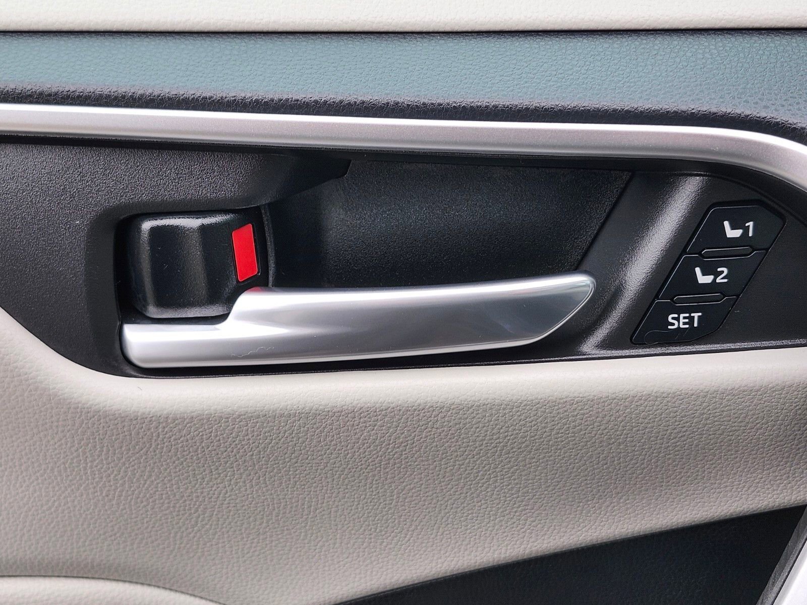 Used 2025 Toyota RAV4 XLE Premium image 16