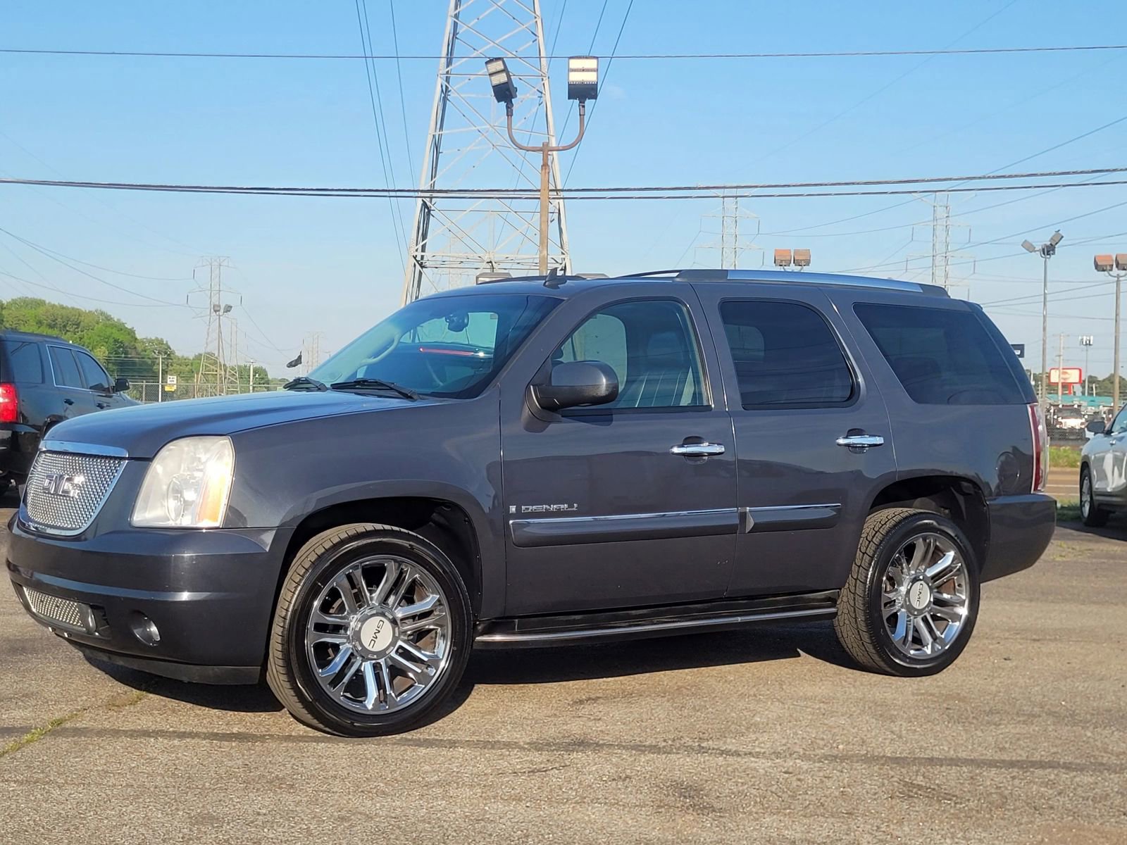 Used 2008 GMC Yukon Denali image 1