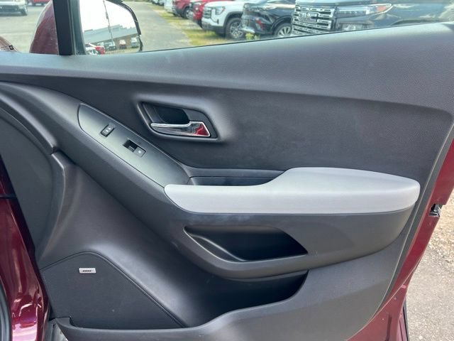 Used 2017 Chevrolet Trax LT w/ Sun & Sound Package FWD image 9