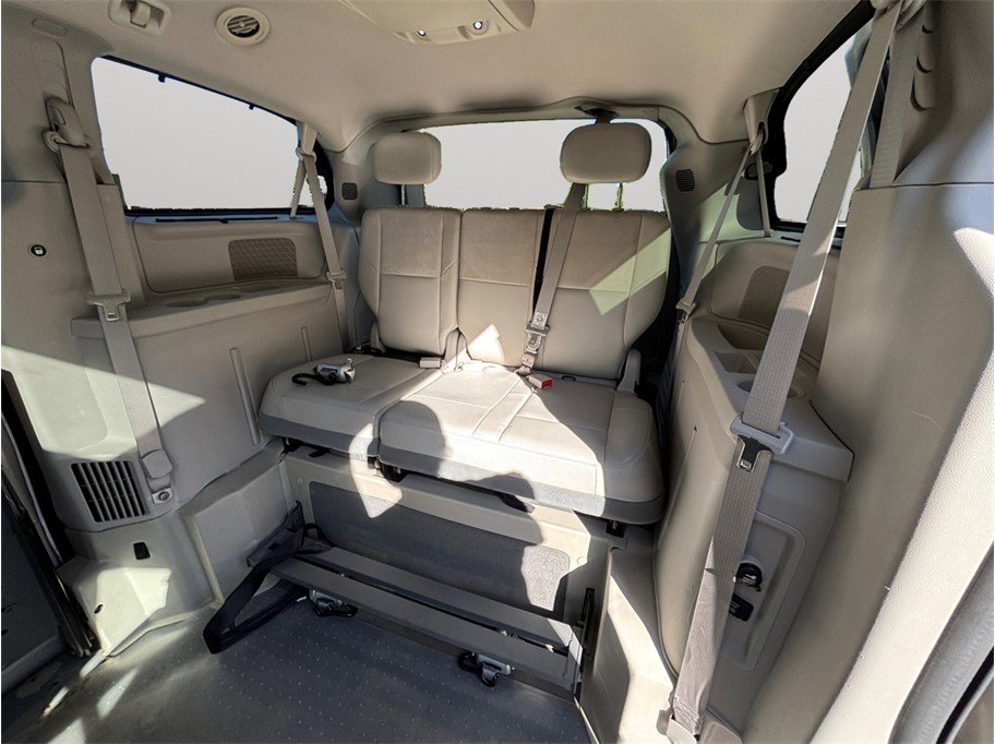 Used 2010 Chrysler Town & Country Limited image 35