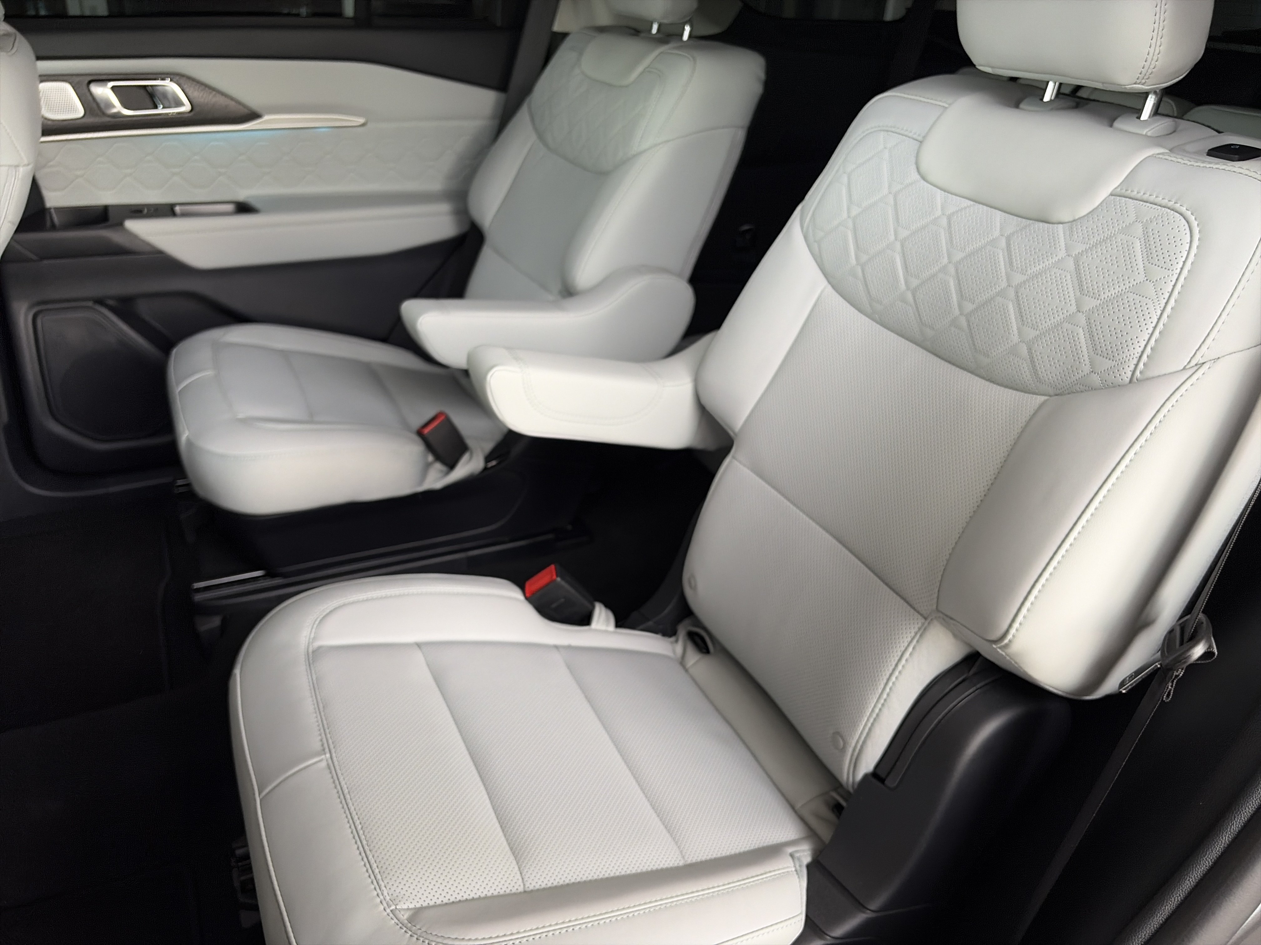 Used 2026 Ford Explorer Platinum w/ LUX Leather Package AWD/4WD image 14
