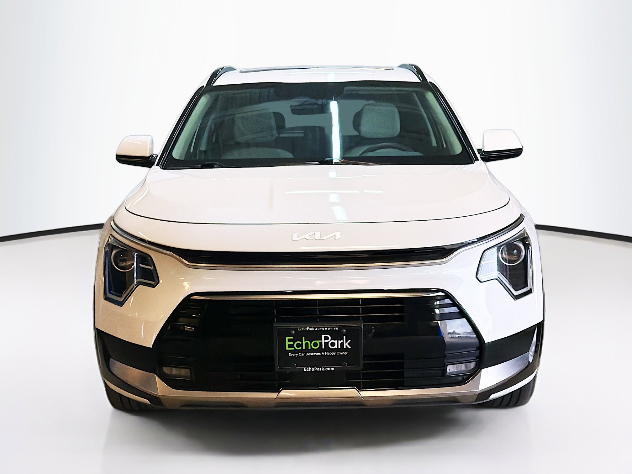 Used 2023 Kia Niro EX Touring image 2