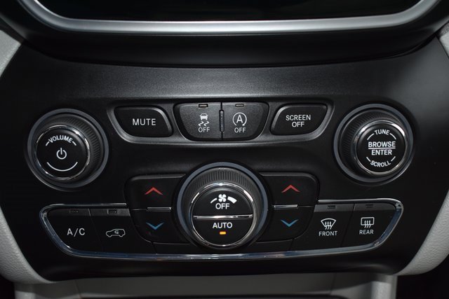 Used 2019 Jeep Cherokee Limited image 29