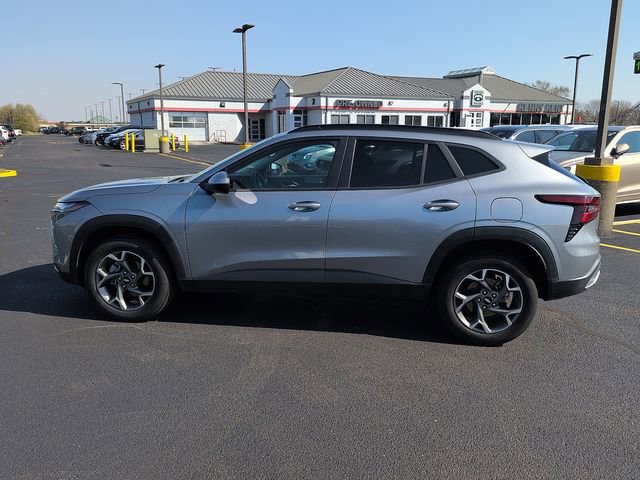 Used 2025 Chevrolet Trax LT w/ LT Convenience Package image 8