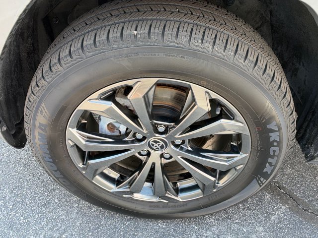 Used 2022 Toyota RAV4 XLE Premium AWD/4WD image 10