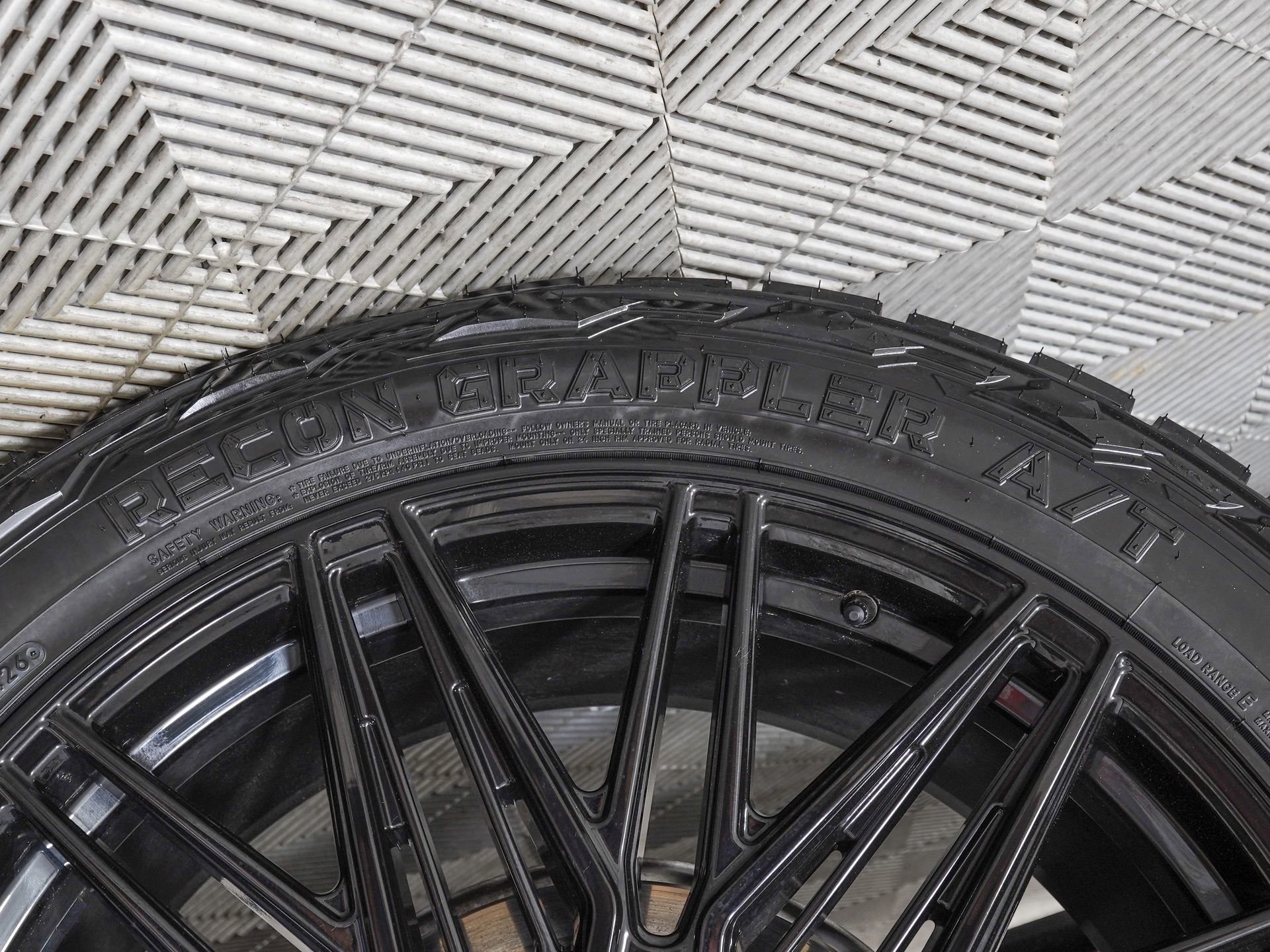 Used 2025 Cadillac Escalade Sport Platinum w/ LPO, ONYX Package AWD/4WD image 40