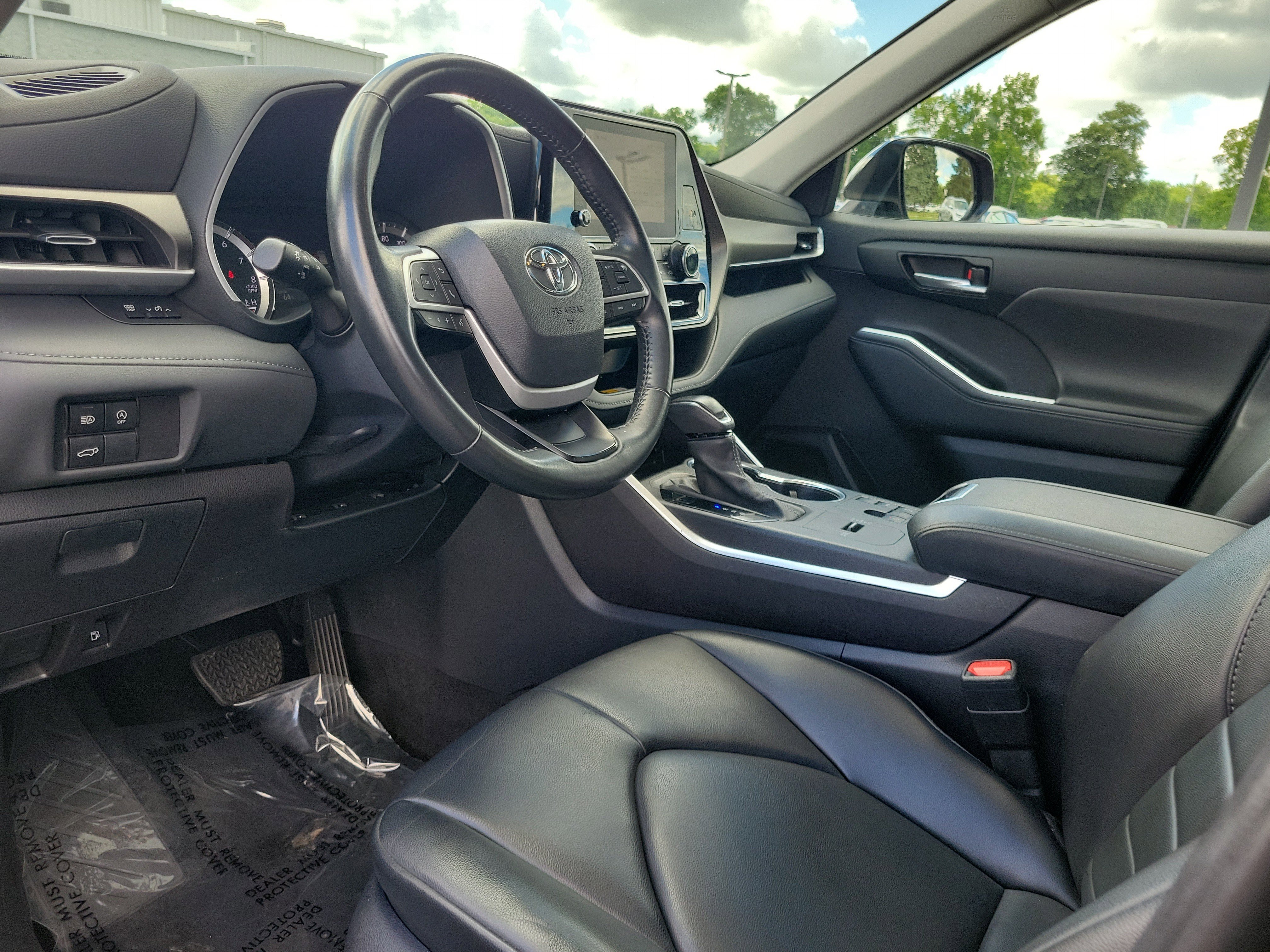 Used 2024 Toyota Highlander XLE FWD image 24