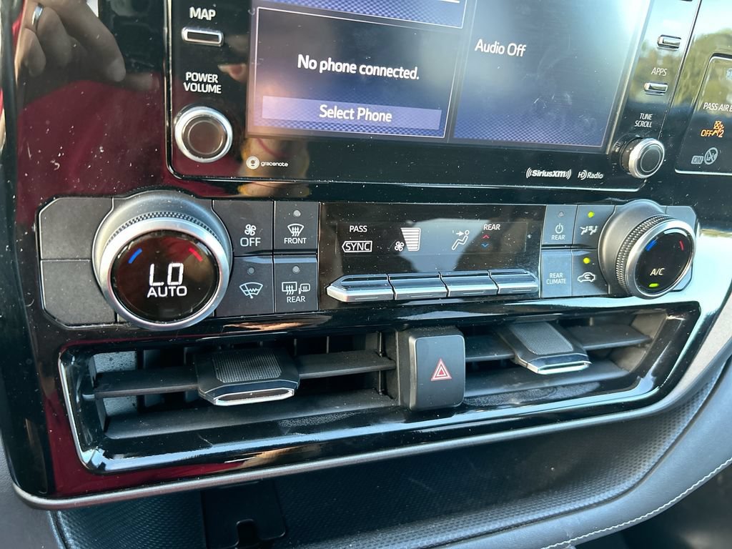 Used 2021 Toyota Highlander LE FWD image 24