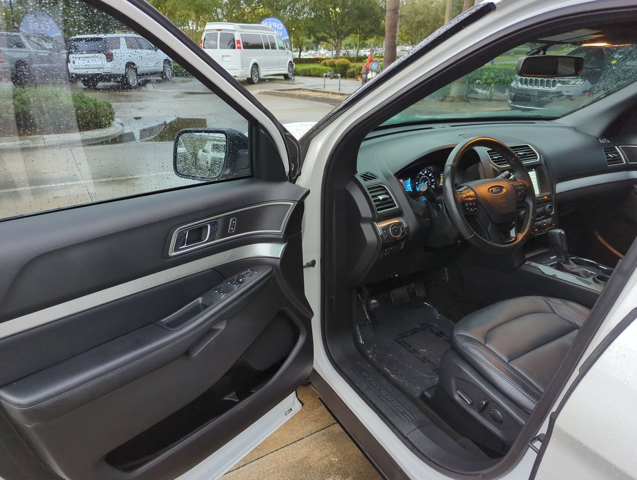 Used 2017 Ford Explorer XLT w/ Equipment Group 202A FWD image 6
