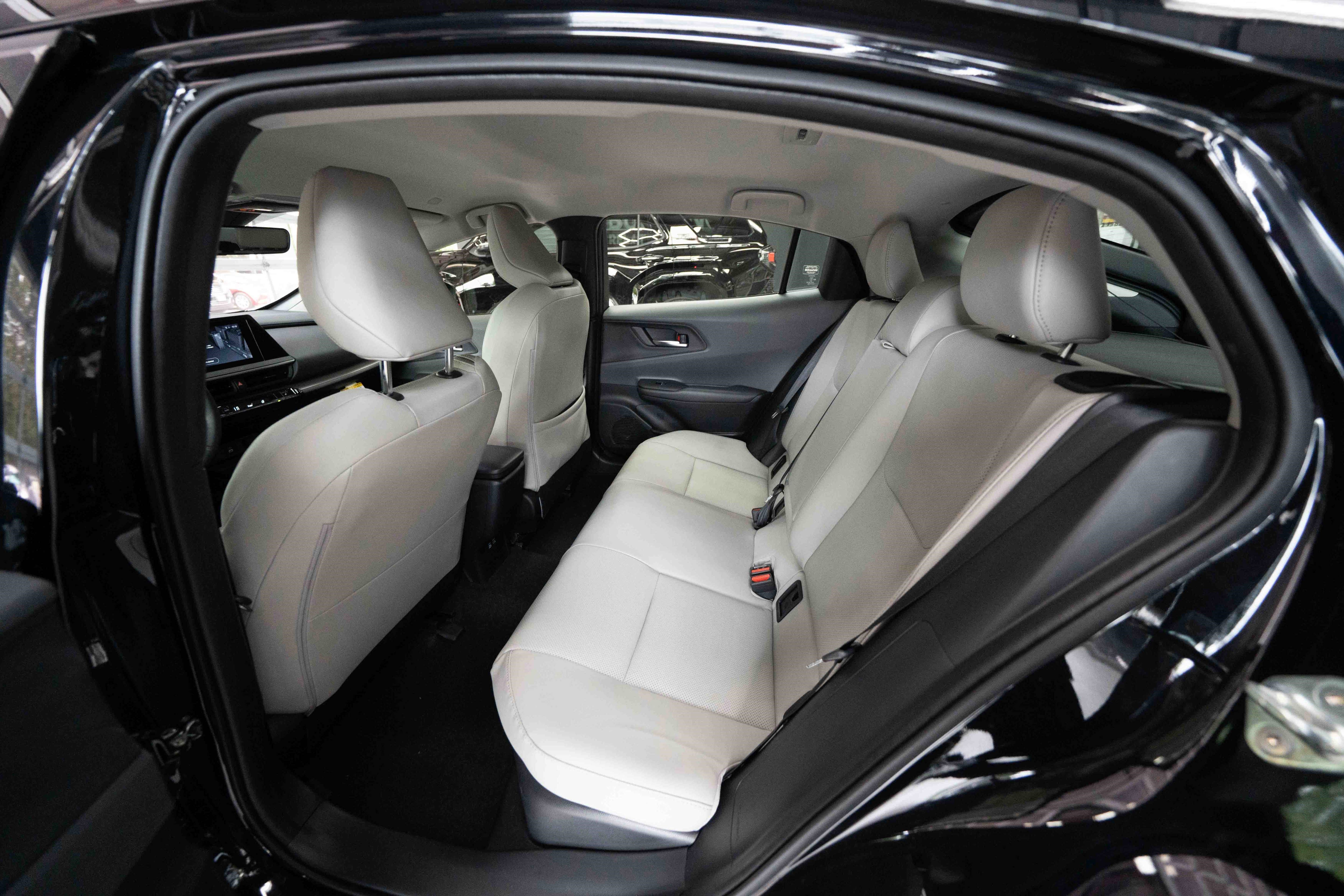 Used 2024 Toyota Prius XLE FWD image 23