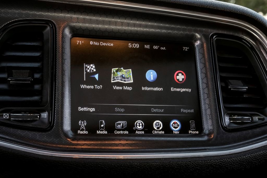 Used 2015 Dodge Challenger SRT w/ Technology Group image 28