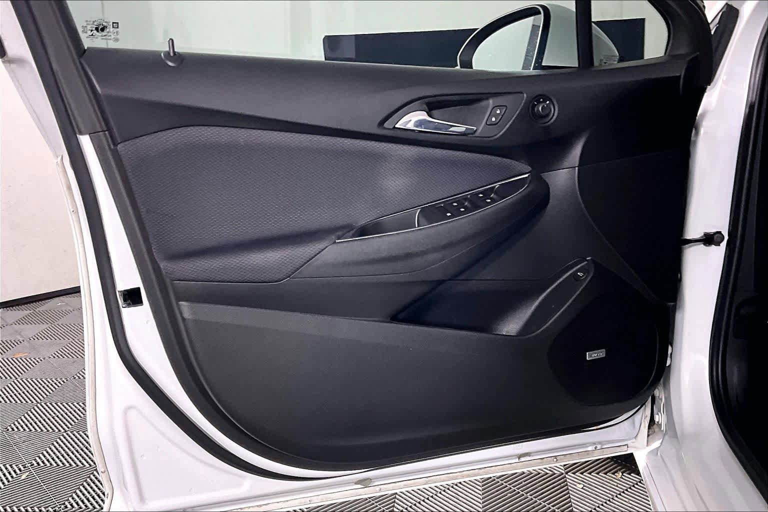 Used 2018 Chevrolet Cruze LT w/ Sun And Sound Package FWD image 18