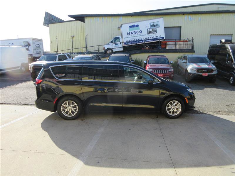 Used 2023 Chrysler Pacifica Touring-L FWD image 9