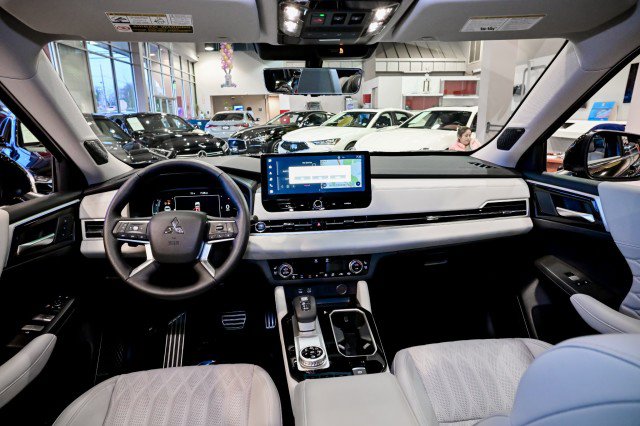 Used 2025 Mitsubishi Outlander AWD image 30