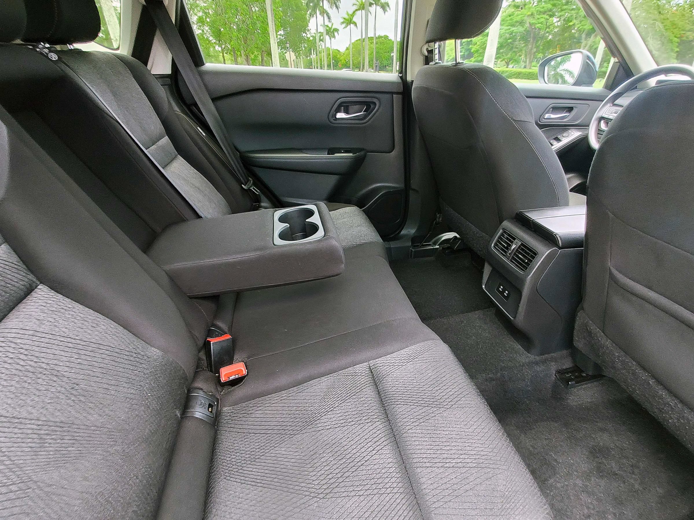 Used 2024 Nissan Rogue SV FWD image 33