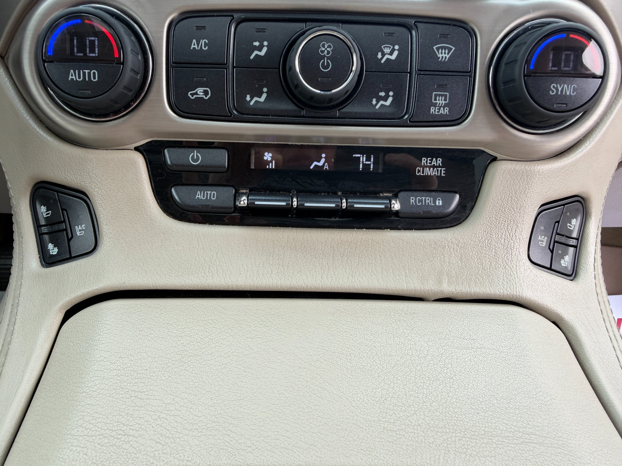 Used 2015 GMC Yukon Denali w/ Touring Package AWD/4WD image 31