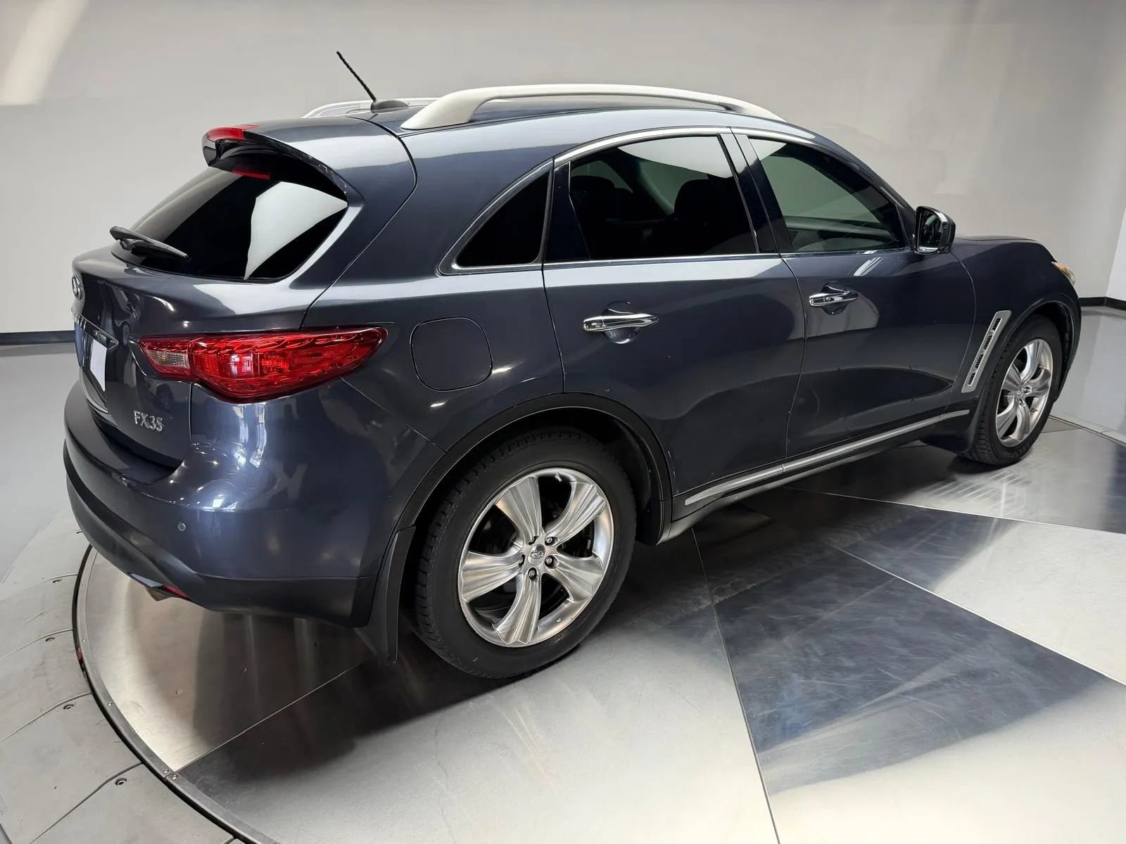 Used 2009 INFINITI FX35 2WD w/ Navigation Pkg image 2
