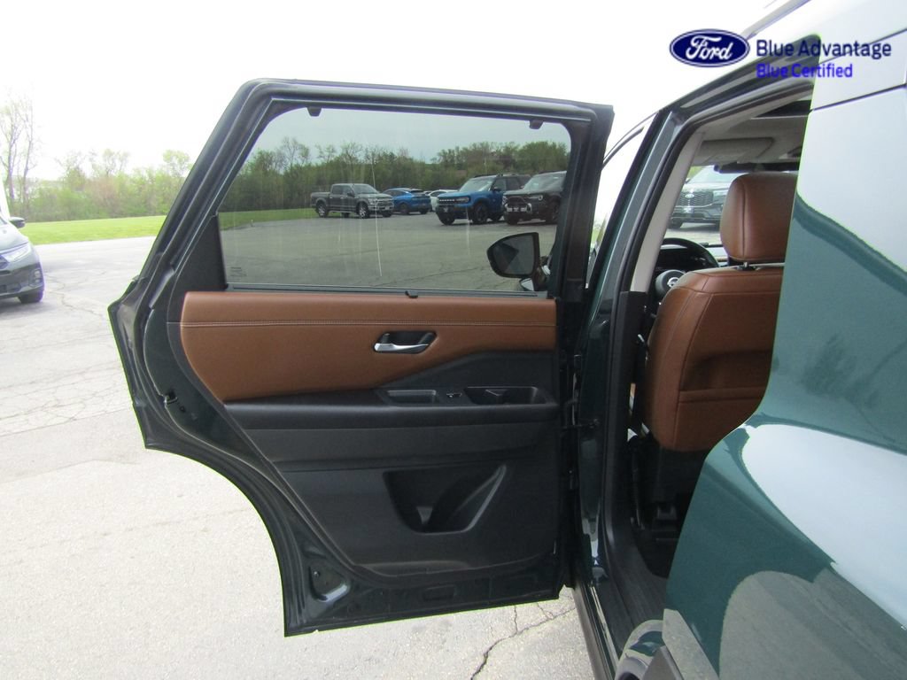 Used 2025 Nissan Pathfinder Platinum w/ Cargo Package AWD/4WD image 42
