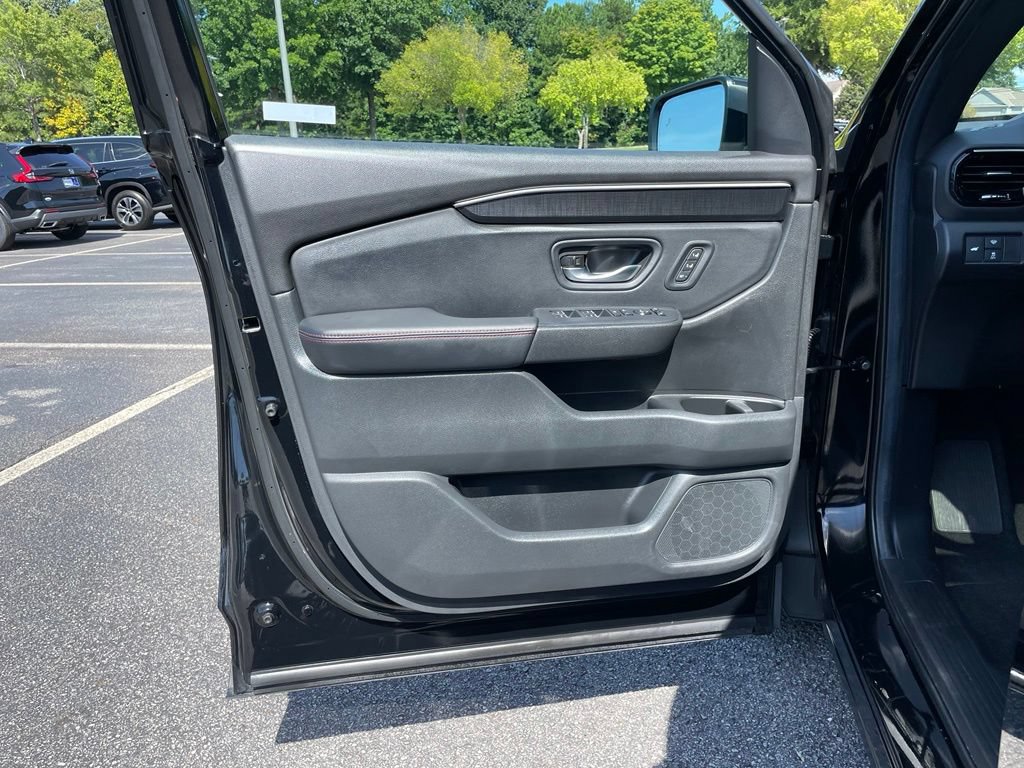 Certified 2025 Honda Pilot Black Edition image 24