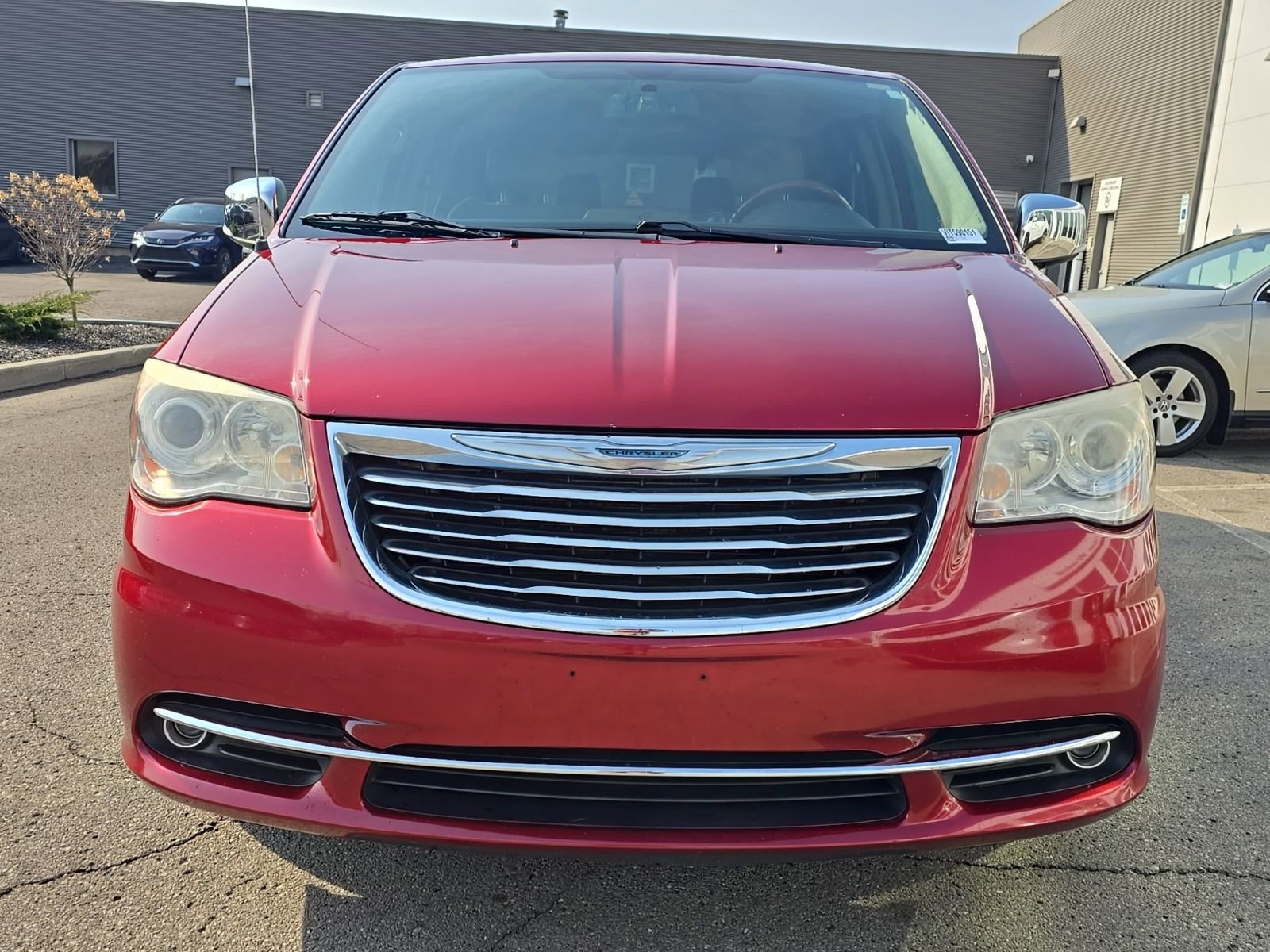 Used 2013 Chrysler Town & Country Limited w/ Luxury Group FWD image 4