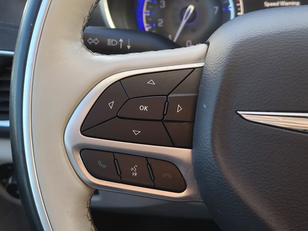 Used 2018 Chrysler Pacifica Limited image 33