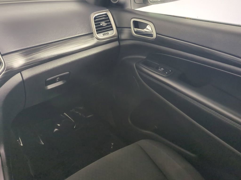 Used 2020 Jeep Grand Cherokee Laredo image 18