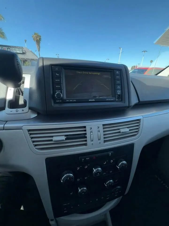 Used 2011 Volkswagen Routan SE image 6