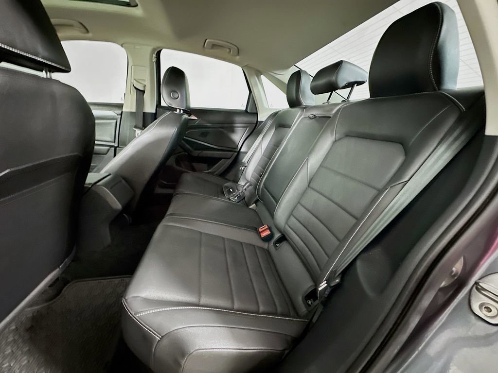 Used 2022 Volkswagen Jetta SE w/ Panoramic Sunroof Package FWD image 4
