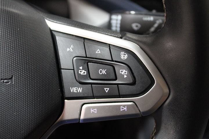 Used 2022 Volkswagen Taos SE w/ Panoramic Sunroof Package FWD image 37