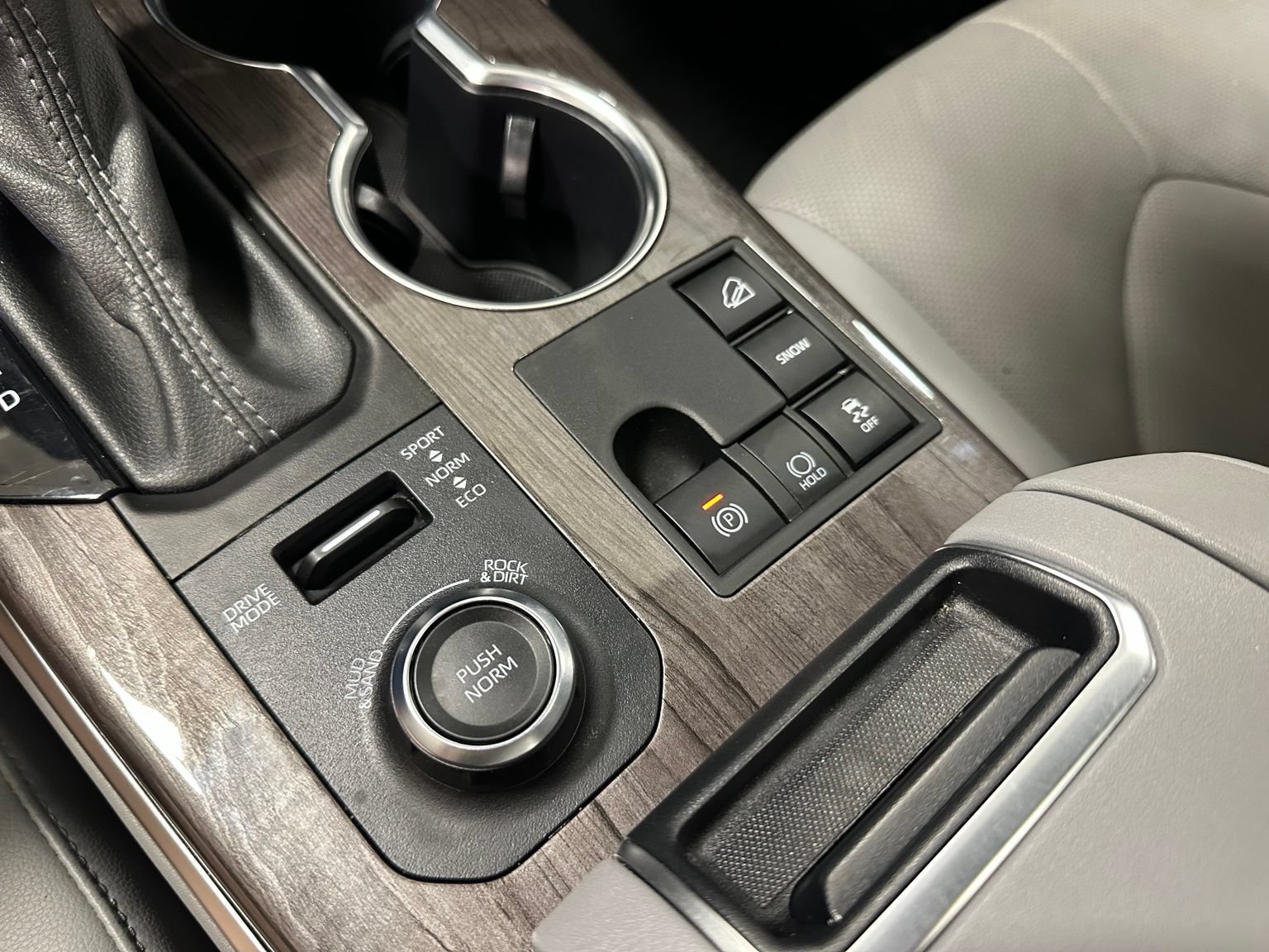 Used 2024 Toyota Highlander Platinum AWD/4WD image 30