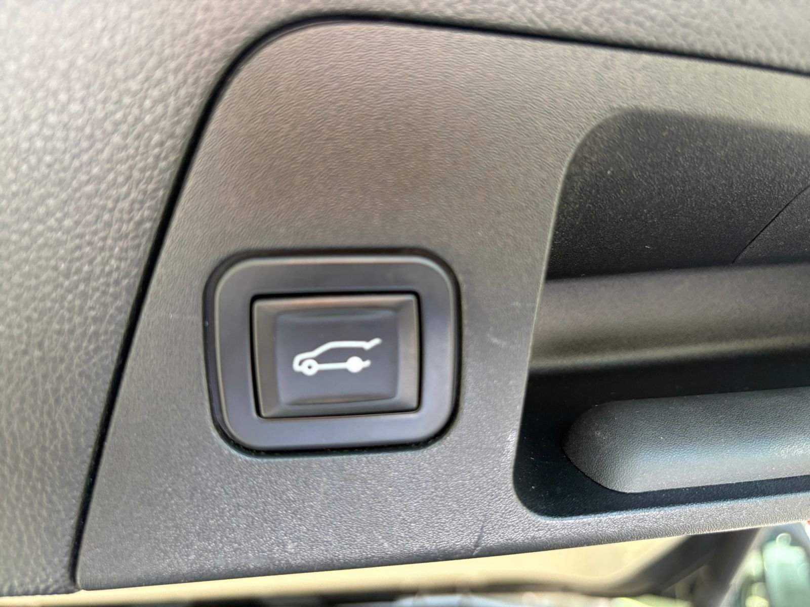 Used 2017 Buick Envision Essence w/ LPO, Cargo Package FWD image 21