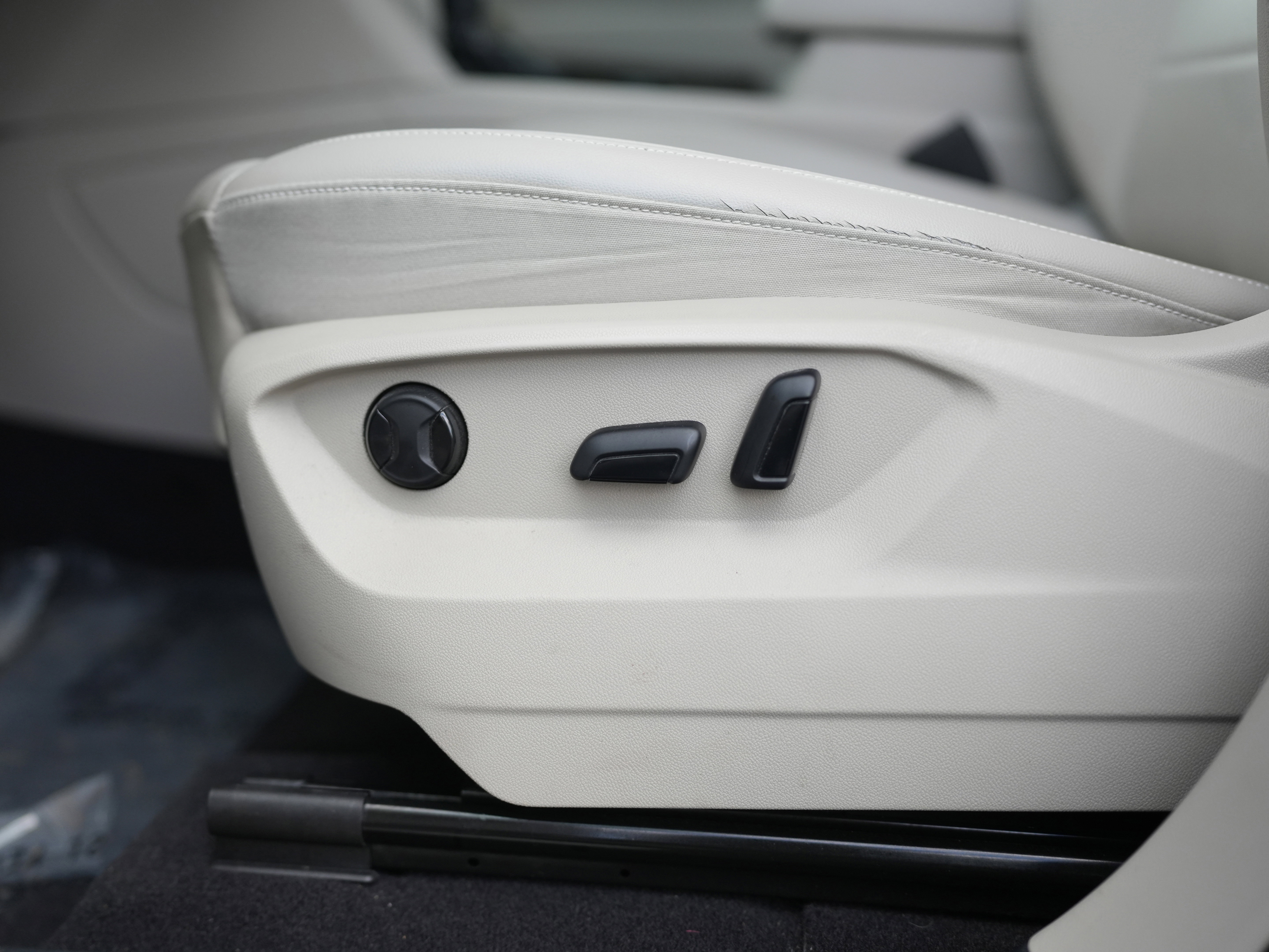 Certified 2022 Volkswagen Atlas SE w/ Black Wheel Package image 28