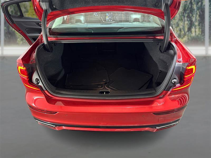 Used 2022 Volvo S60 T8 R-Design Expression image 12