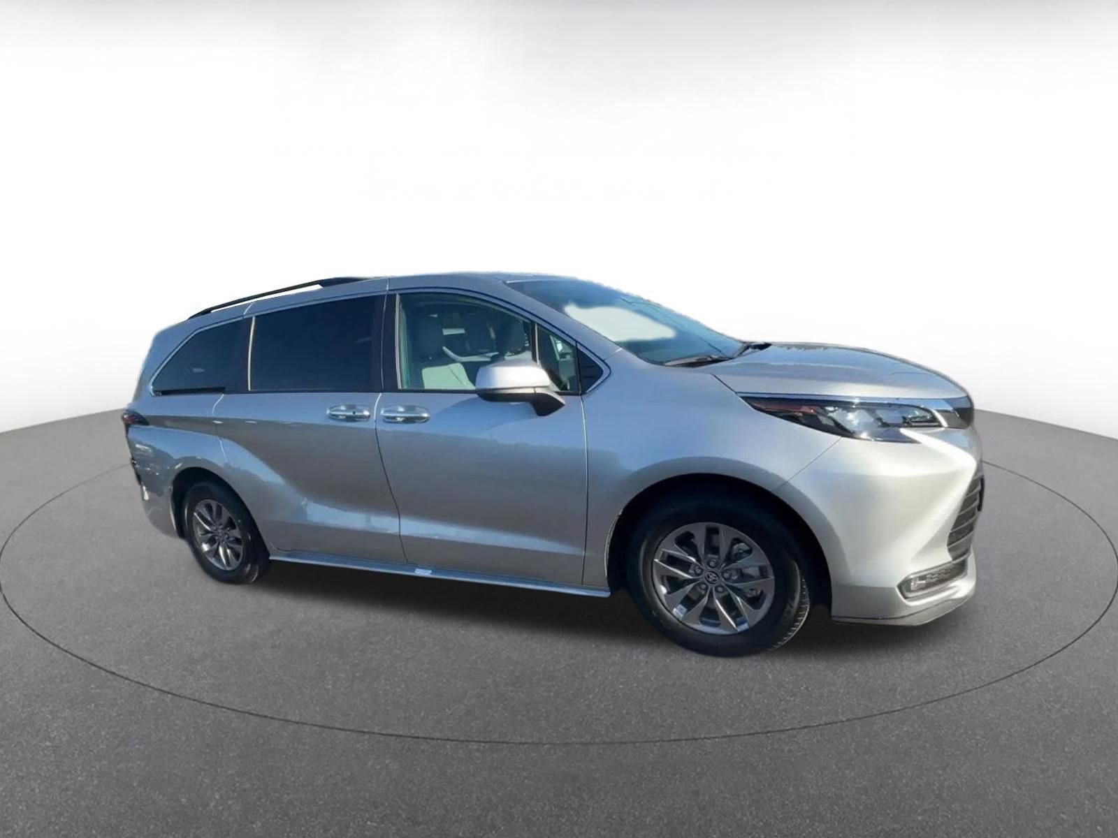 Used 2025 Toyota Sienna XLE FWD image 2