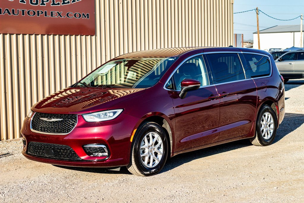 Used 2023 Chrysler Pacifica Touring-L image 8