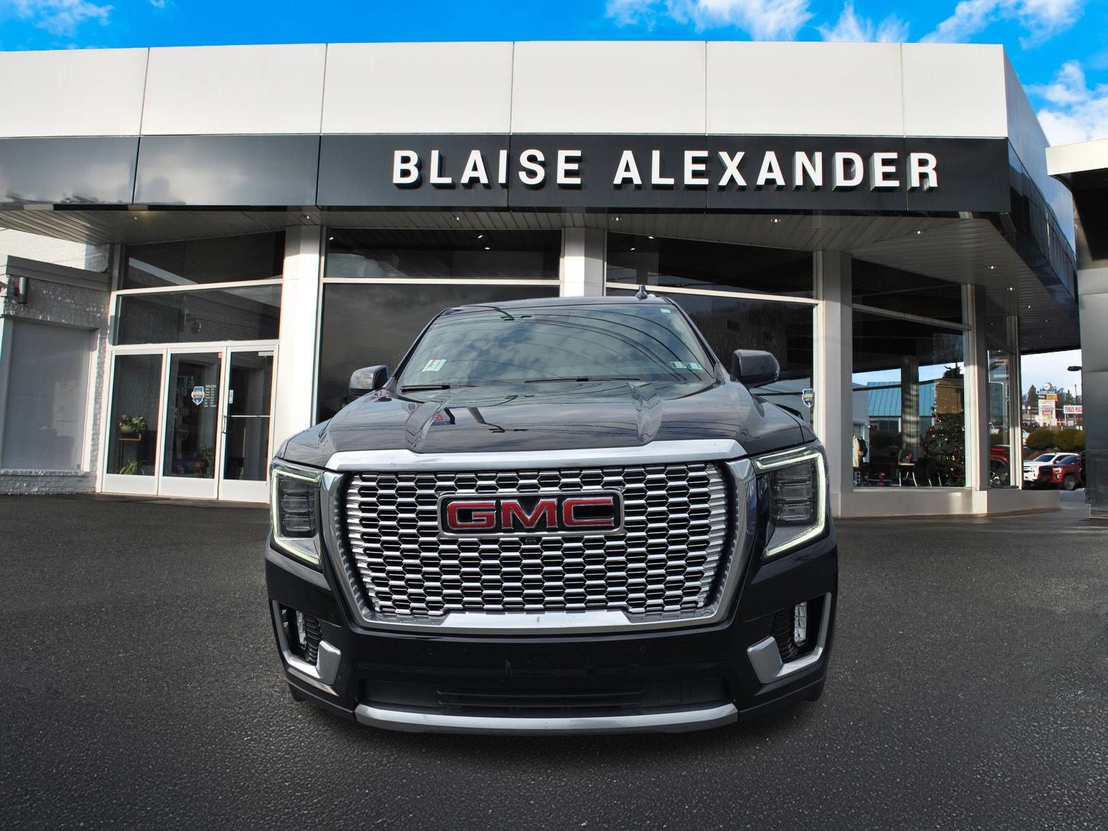 Used 2023 GMC Yukon XL Denali w/ Denali Reserve Package AWD/4WD image 10