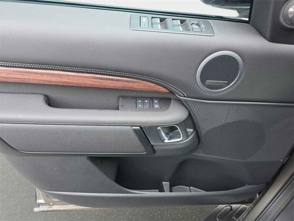 New 2025 Land Rover Discovery Dynamic SE image 29