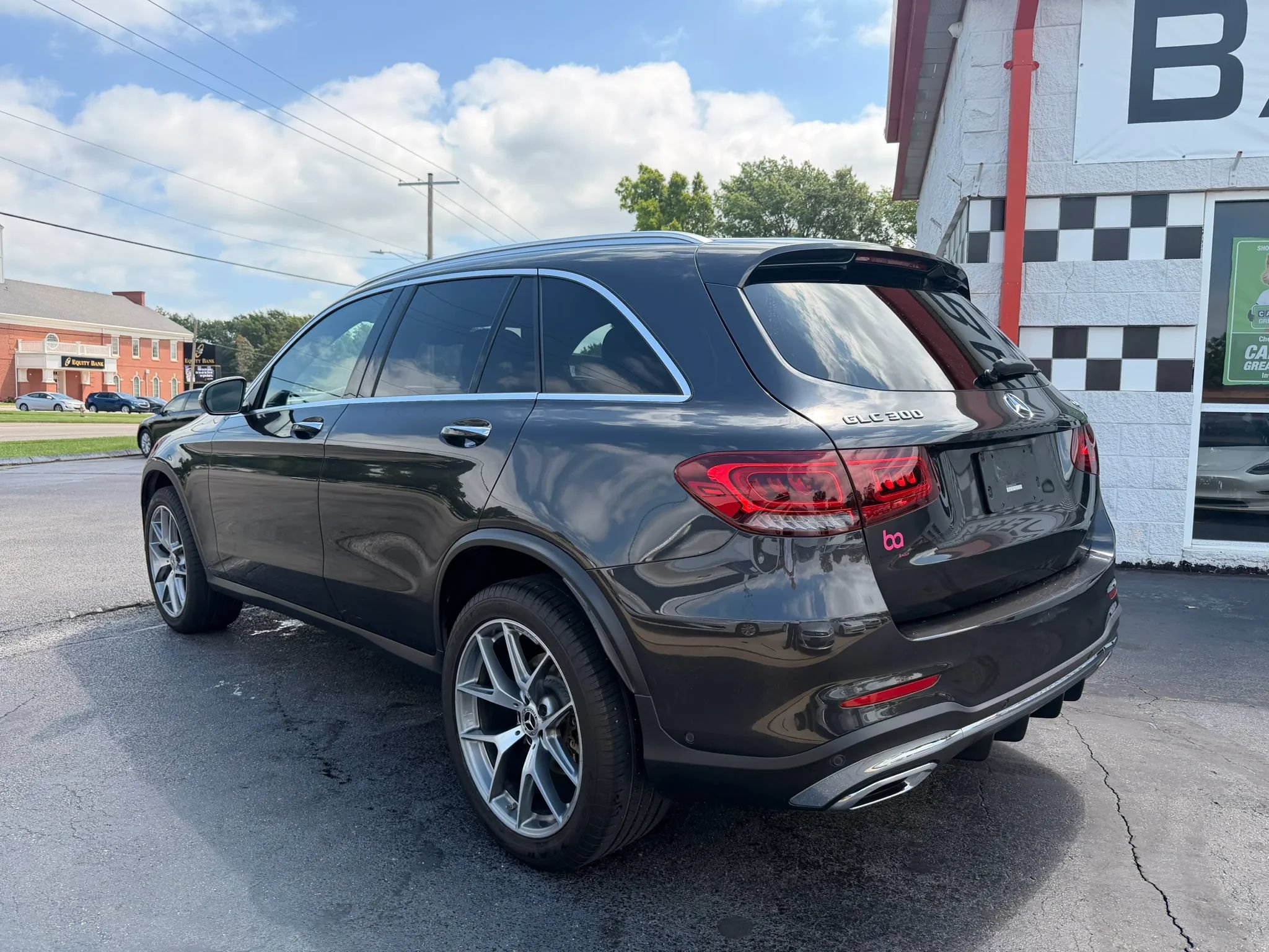 Used 2020 Mercedes-Benz GLC 300 4MATIC image 3
